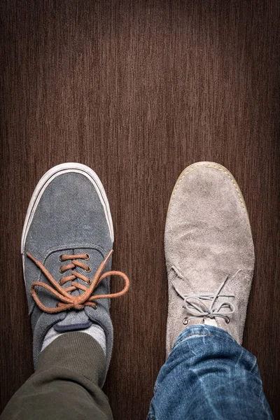 รองเท้าสองสไตล์ที่แตกต่างกัน ภาพถ่ายสต็อกที่ปลอดค่าลิขสิทธิ์