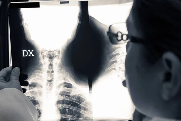 Dokter mengamati x-ray — Stok Foto