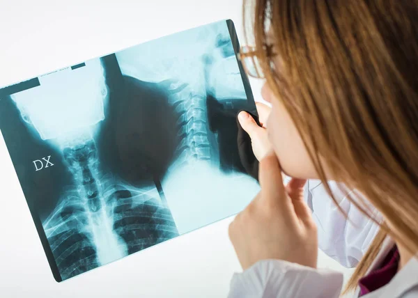 Dokter pirang melihat hasil x-ray — Stok Foto