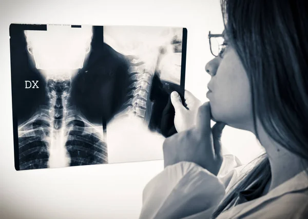Dokter wanita melihat hasil x-ray — Stok Foto