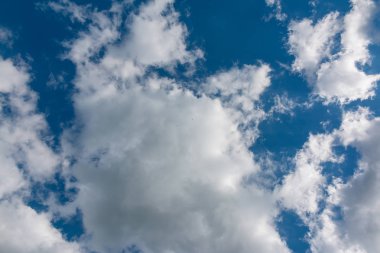 Bulutlu mavi yaz gökyüzü