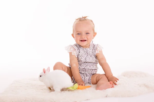 Fröhliche Kleinkind Mädchen Mit Blonden Haaren Sitzend Studioaufnahme Auf Weißem — Stockfoto