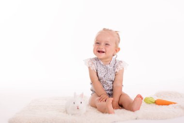 Beyaz arka plan üzerinde yürümeye başlayan çocuk kız stüdyo çekim 