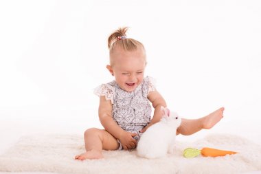 Beyaz arka plan üzerinde yürümeye başlayan çocuk kız stüdyo çekim 