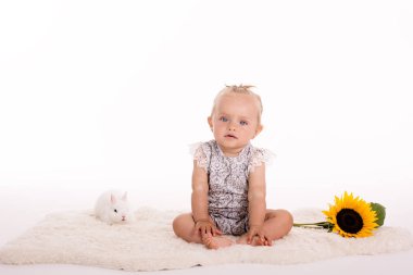 Beyaz arka plan üzerinde yürümeye başlayan çocuk kız stüdyo çekim 