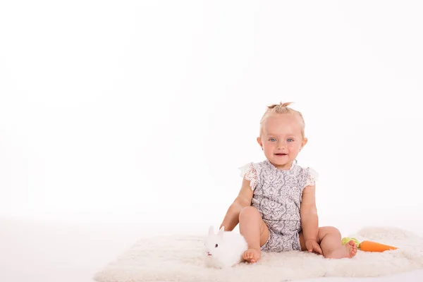 Studioaufnahme Von Kleinkind Mädchen Auf Weißem Hintergrund — Stockfoto