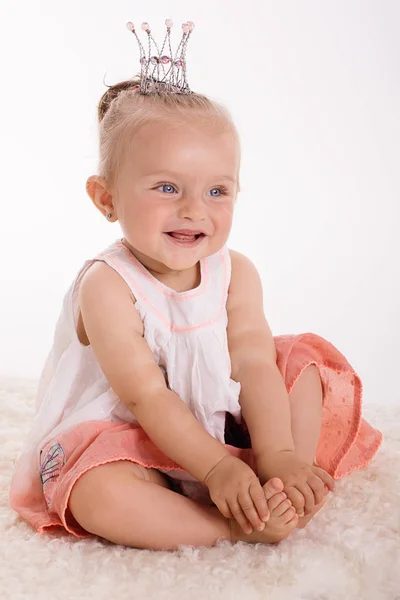 Glücklich Lächelndes Kleinkind Sitzt Einem Studio Auf Weißem Hintergrund — Stockfoto