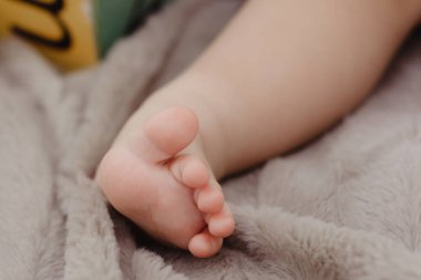 Çıplak bebek ayaklarıyla bahçedeki yeşil çimlerle 