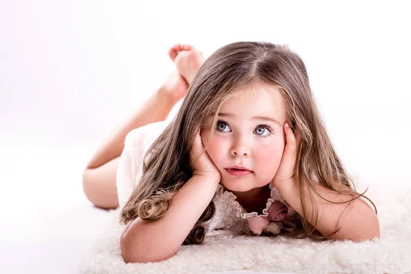 Kleines Mädchen Mit Langen Haaren Einem Studio Auf Schlichtem Hintergrund — Stockfoto