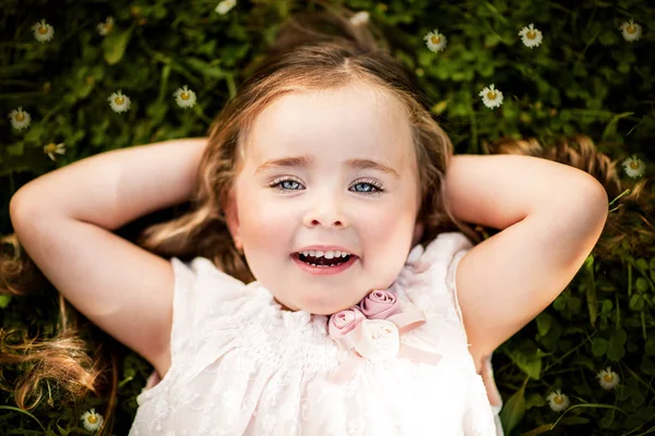 Kleines Mädchen Mit Langen Haaren Einem Schönen Naturgarten Par Apfelgarten — Stockfoto