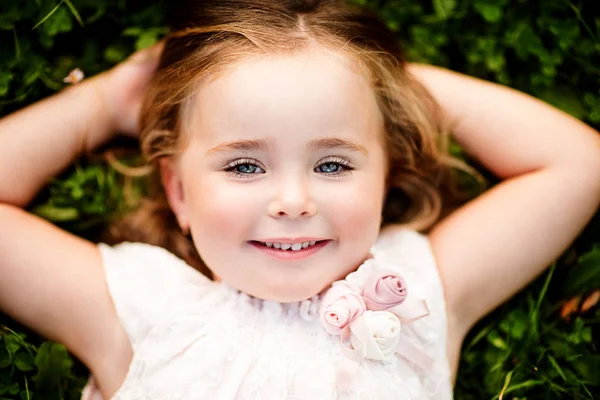 Pequeña Niña Con Pelo Largo Hermoso Jardín Natural Con Huerta — Foto de Stock