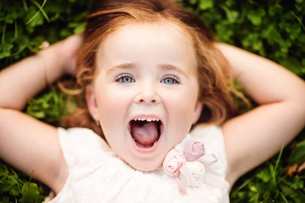 Kleines Mädchen Mit Langen Haaren Einem Schönen Naturgarten Par Apfelgarten — Stockfoto