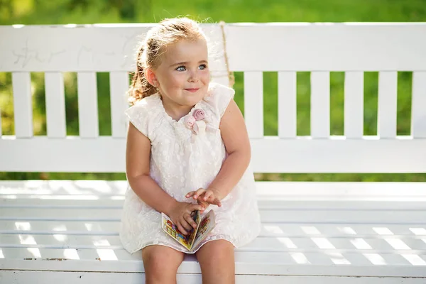 Pequeña Niña Con Pelo Largo Hermoso Jardín Natural Con Huerta — Foto de Stock