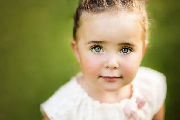 Petite Fille Aux Cheveux Longs Dans Beau Jardin Naturel Par — Photo