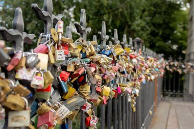 Ünlü aşk kilitleri köprüde