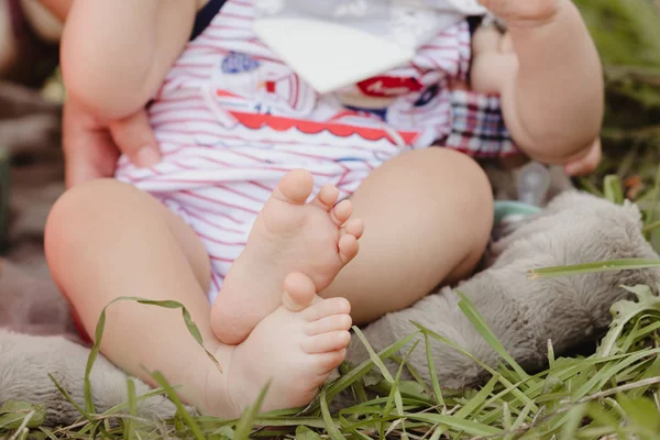 Los Pies Desnudos Del Bebé Afuera Con Hierba Verde Parque — Foto de Stock