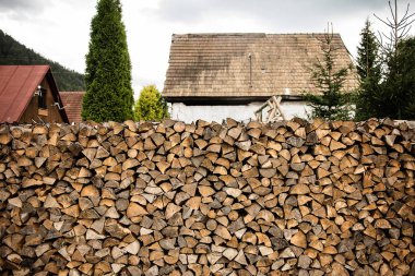 Kışın şömine ısıtmaya hazır odun yığını.