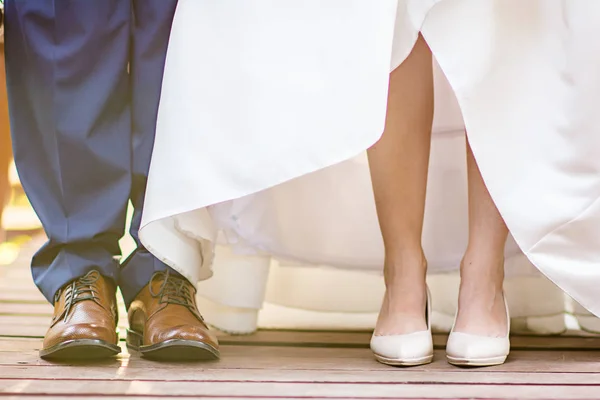 Vicino Sposa Sposo Piedi Scarpe — Foto Stock