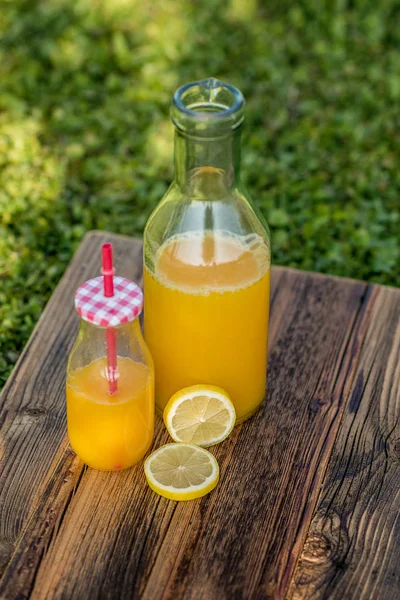 Freshly Sqeezed Orange Juice Glass Bottle Outdoor Shot Garden — Stock Photo, Image