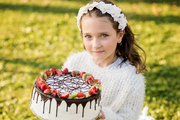 과일이 케이크를 가지를 옆에서 소녀는 케이크에 — 스톡 사진