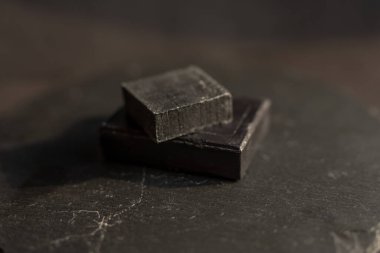 Siyah granit arka planda siyah karbon kömür sabunu