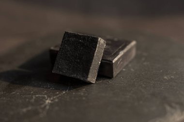 Siyah granit arka planda siyah karbon kömür sabunu