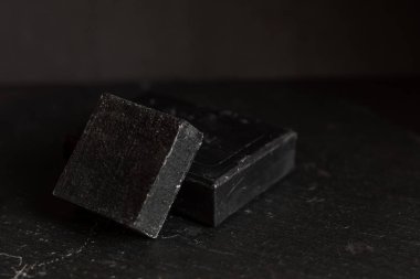 Siyah granit arka planda siyah karbon kömür sabunu