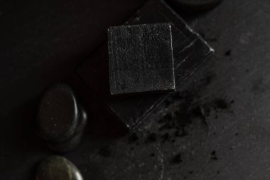 Siyah granit arka planda siyah karbon kömür sabunu
