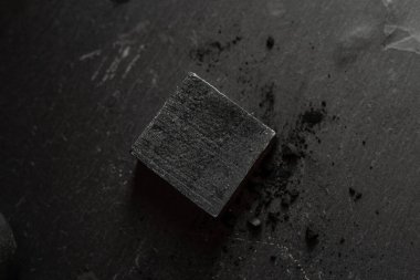 Siyah granit arka planda siyah karbon kömür sabunu