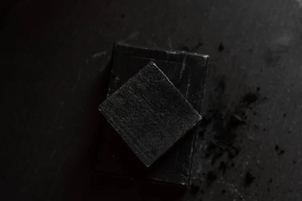 Jabón Carbón Negro Sobre Fondo Granito Negro —  Fotos de Stock