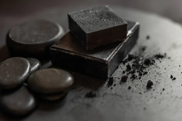 Savon Charbon Carbone Noir Sur Fond Granit Noir — Photo