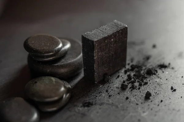 Siyah Granit Arka Planda Siyah Karbon Kömür Sabunu — Stok fotoğraf