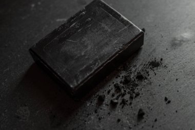 kömür kömürü karbon siyah sabun çubuğu ham ahşap arka plan lav taşı kaplıca cilt hijyen konsepti