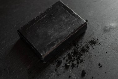 kömür kömürü karbon siyah sabun çubuğu ham ahşap arka plan lav taşı kaplıca cilt hijyen konsepti