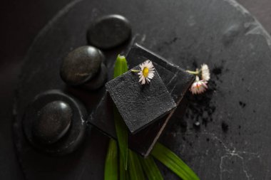 kömür kömürü karbon siyah sabun çubuğu ham ahşap arka plan lav taşı kaplıca cilt hijyen konsepti