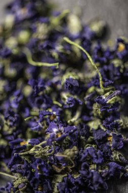 Mor viyola keman kokusu kuru çiçek başları kravat karışımı.