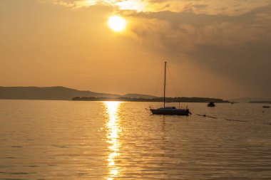 Hırvat Sibenik yaz tatili turistik tatil beldesi Kızıl Günbatımı Denizi 'nin teknesiyle 