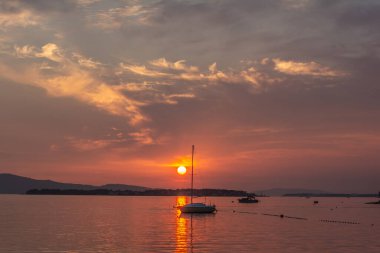 Hırvat Sibenik yaz tatili turistik tatil beldesi Kızıl Günbatımı Denizi 'nin teknesiyle 