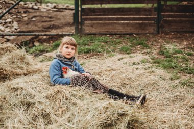 Eski usul eski moda çiftlik kızı ve tavuk yavrusu.