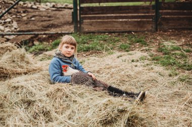 Eski usul eski moda çiftlik kızı ve tavuk yavrusu.