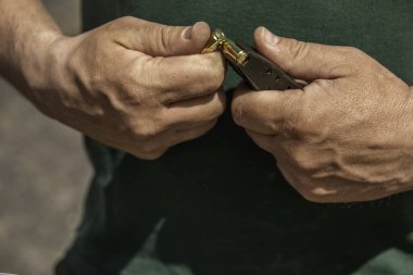 Şarjörde 9 'a 19' luk tabanca mermilerini dolduran bir adam atış poligonunda hobi olarak ateş ediyor. .