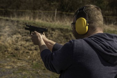 Tabancalı bir adam hedef askeri polis eğitimini hedef alıyor.