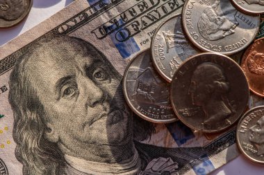 Amerikan 100 'lük banknot ve bozuk paralar.