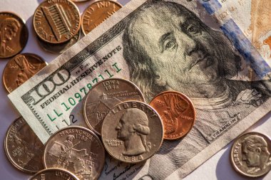 Amerikan 100 'lük banknot ve bozuk paralar.
