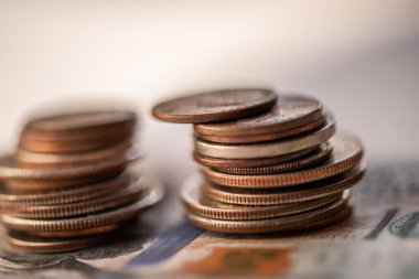 Amerikan 100 'lük banknot ve bozuk paralar.