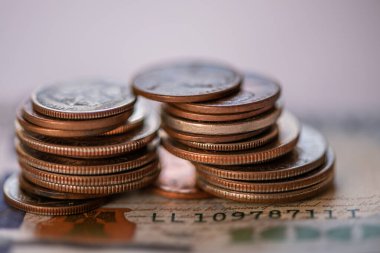 Amerikan 100 'lük banknot ve bozuk paralar.