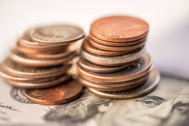 Amerikan 100 'lük banknot ve bozuk paralar.