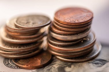 Amerikan 100 'lük banknot ve bozuk paralar.