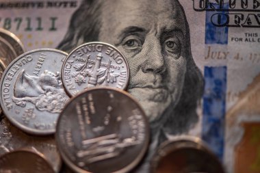 Amerikan 100 'lük banknot ve bozuk paralar.