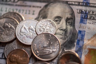 Amerikan 100 'lük banknot ve bozuk paralar.